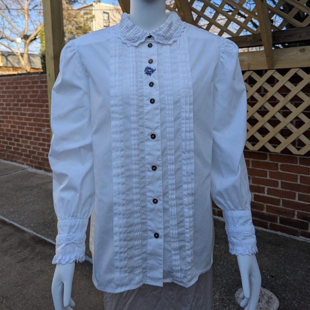 Vintage 90's Basler Horst Basler White 100% Cotton Crochet Lace Blue Flower Top
